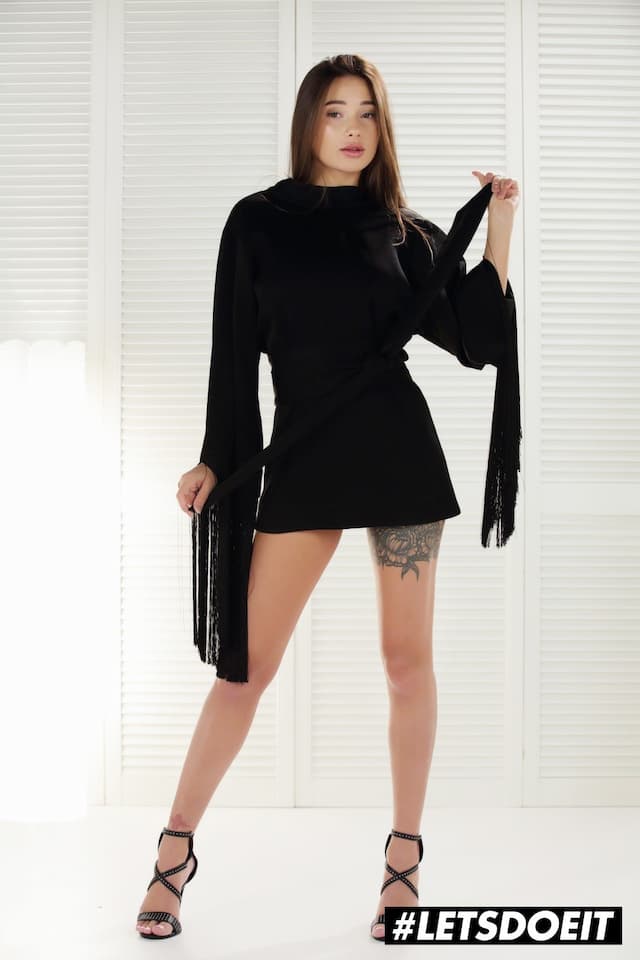 "Liya Silvers Verführerisches Kleid: Sexy & Enthüllend" - Image 1