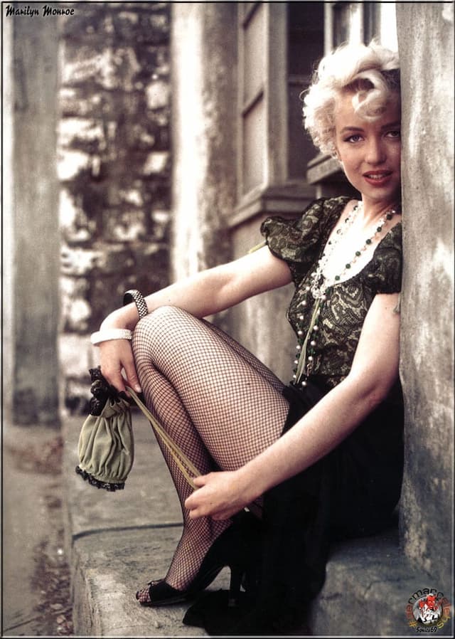 "Marilyn Monroe: Timeless Nude & Glamour Photo Collection" - Image 20