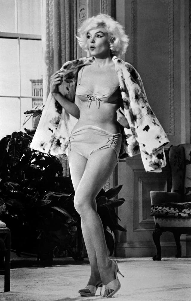 "Marilyn Monroe: Timeless Nude & Glamour Photo Collection" - Image 27