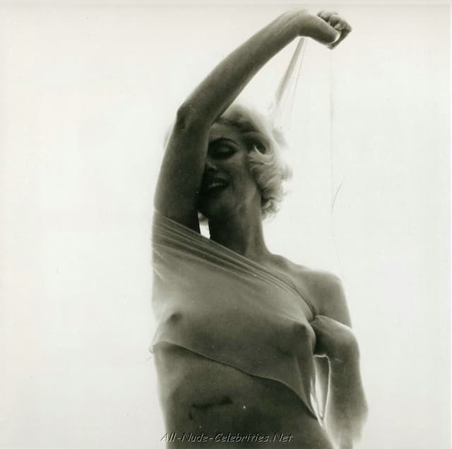 "Marilyn Monroe: Timeless Nude & Glamour Photo Collection" - Image 30