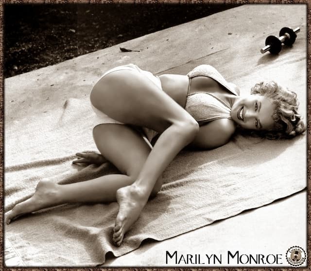 "Marilyn Monroe: Timeless Nude & Glamour Photo Collection" - Image 33