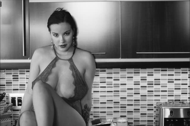 "Elizabeth Marxs: Belleza Intemporal en Blanco y Negro" - Image 4