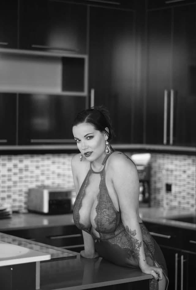 "Elizabeth Marxs: Belleza Intemporal en Blanco y Negro" - Image 5