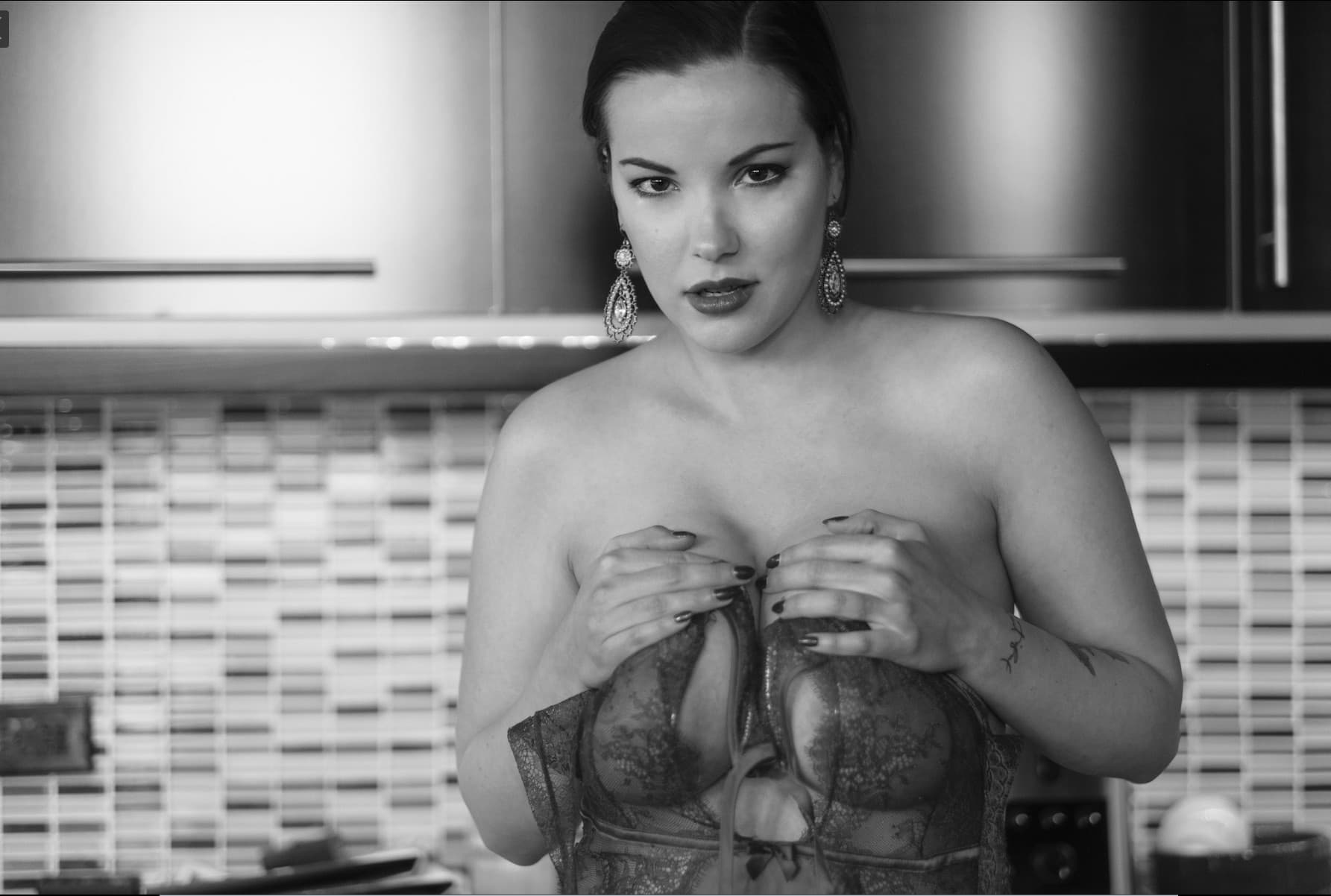 "Elizabeth Marxs: Belleza Intemporal en Blanco y Negro" - Image 10