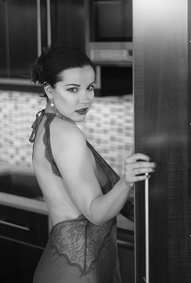 "Elizabeth Marxs: Belleza Intemporal en Blanco y Negro" - Image 16