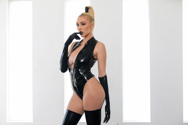 "La Séduction en Latex de Kendra Sunderland" - Image 1