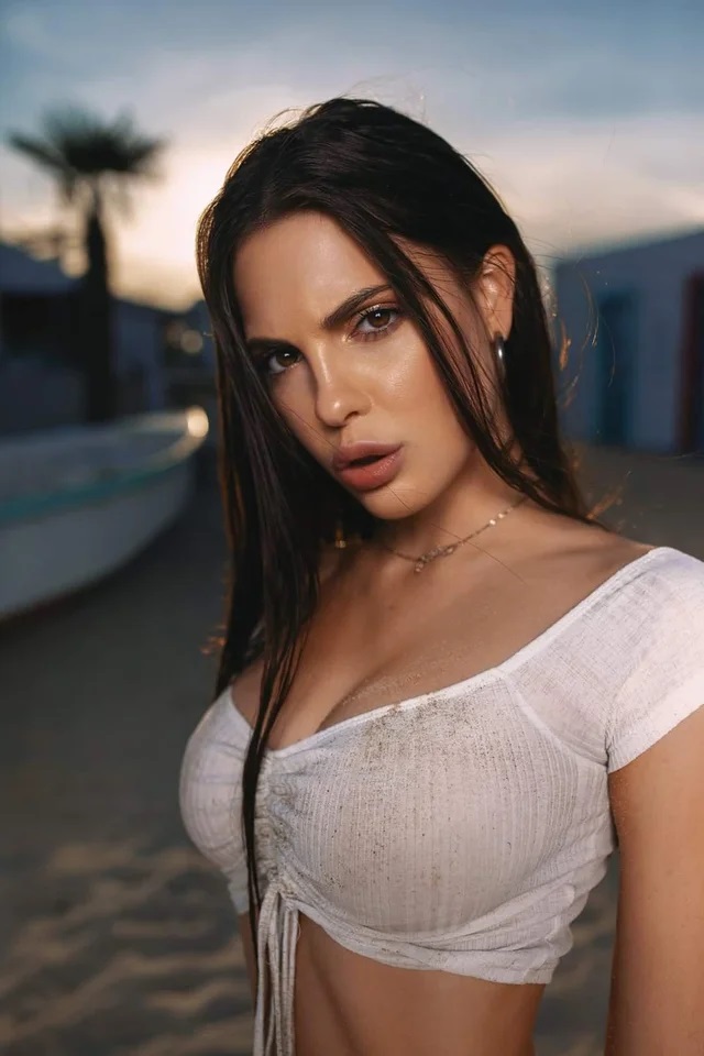 Anna Penzes: Best Profile Images of the Famous Model and Actress - Image 9