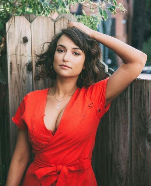 Milana Vayntrub: Les Meilleures Images de Profil de la Modèle et Actrice - Image 9