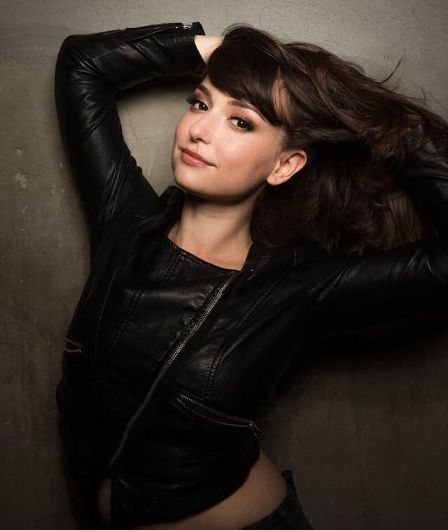 Milana Vayntrub: Les Meilleures Images de Profil de la Modèle et Actrice - Image 2