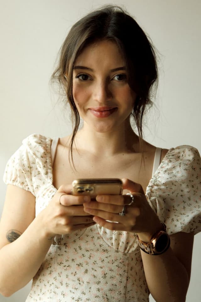 Roselina Andee: Best Profile Images of the Famous Model and Actress - Image 5