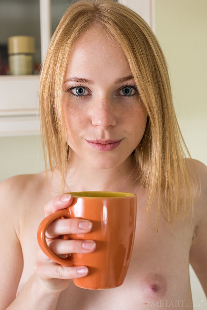 Runa - Skinny babe opens pussy while making coffee in kitchen